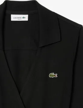 Vestido cruzado con cuello polo y corte ajustado de manga larga - Lacoste - FashionsVida