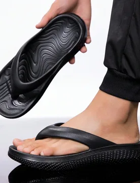 Chanclas casuales unisex, sandalias de dedo, absorción de impactos, soporte de arco, pantuflas de interior, unicolor, diseño minimalista - Shein - FashionsVida