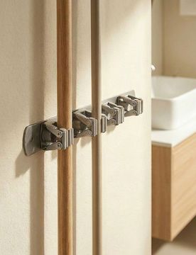 Supporto da parete per scope e mop - grigio chiaro