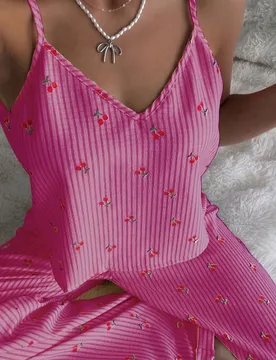 Conjunto de pijama de camiseta de tirantes y pantalones con estampado de cerezas y rayas de arruga de burbujas para mujer - Shein - FashionsVida