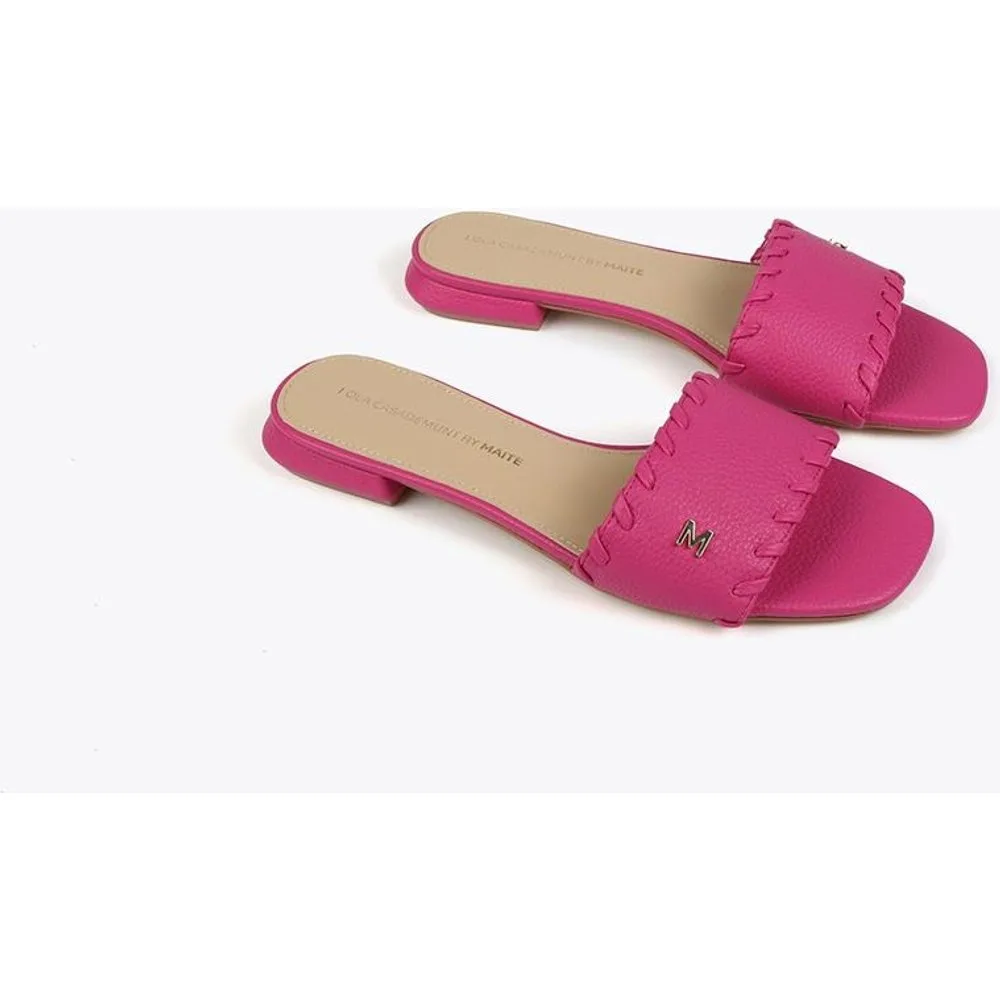 Sandalias planas de mujer tipo pala con logo - Lola Casademunt - FashionsVida