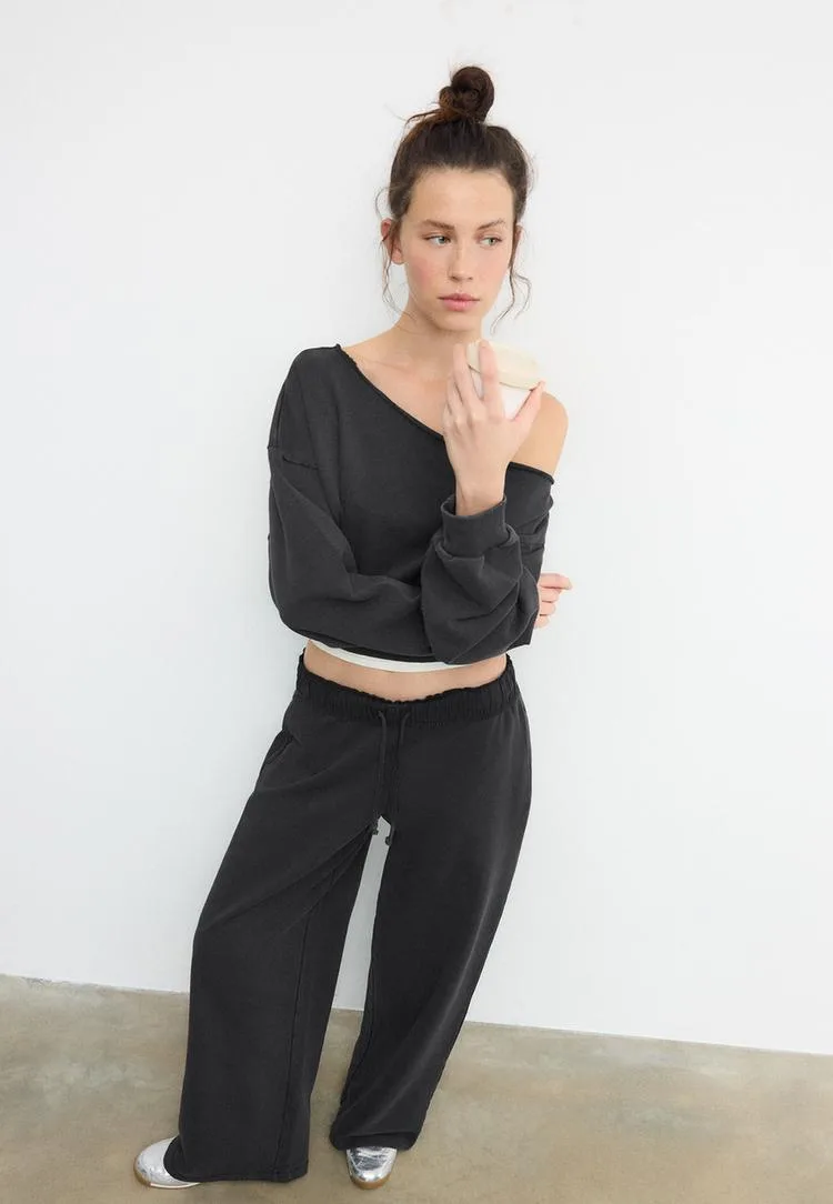 Kurzes Sweatshirt mit Wascheffekt Graumeliert S - Stradivarius - FashionsVida