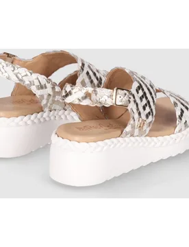 Sandalias de cuña de mujer diseñada en piel con tiras envolventes trenzadas y cierre de hebilla - Chika10 - FashionsVida