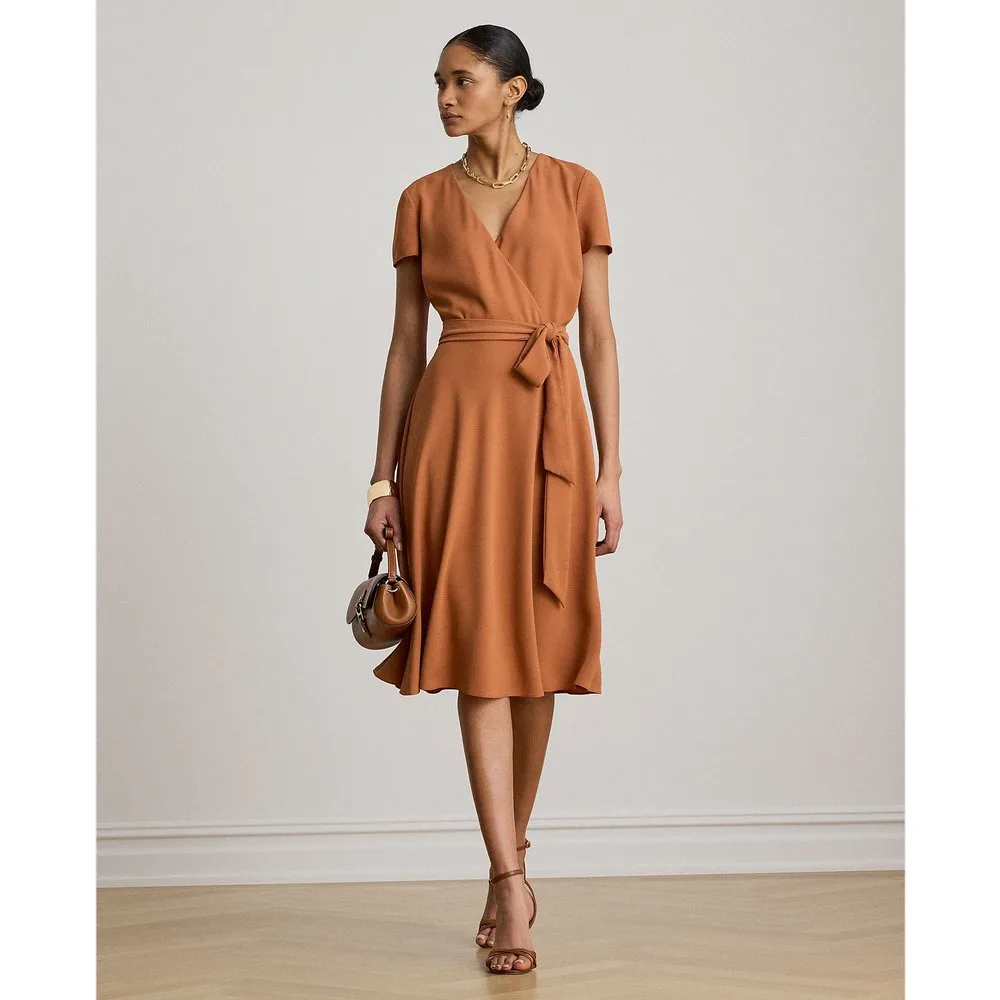 Vestido midi cruzado con cinturón - Lauren Ralph Lauren - FashionsVida
