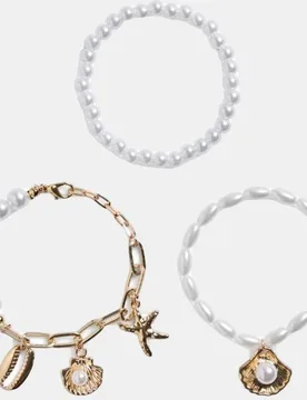 Pack de tres pulseras de perlas y charms dorados de mujer - Pieces - FashionsVida