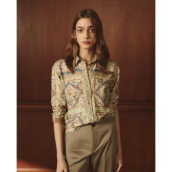Camisa de mujer con manga larga y estampado pañuelo