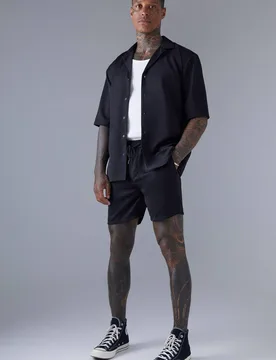 Herren Kurzarm Regular Fit Drop Revere Satin Hemd und Shorts Set Black Größe XL - boohooMAN - FashionsVida