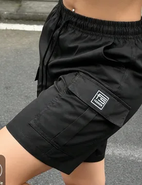 Pantalones cortos cargo para mujer, diseño con parche de bolsillo lateral, corte holgado, cintura elástica con cordón y bolsillos, adecuados para d - Shein - FashionsVida