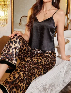 Conjunto de pijama con top de camiseta de seda sintética y pantalones largos con estampado de leopardo - Shein - FashionsVida