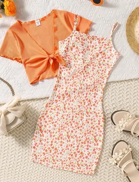 Set de 2 piezas para niñas preadolescentes: Blusa de manga corta de unicolor y vestido de tirantes con estampado floral diminuto, ideal para vacacion - Shein - FashionsVida