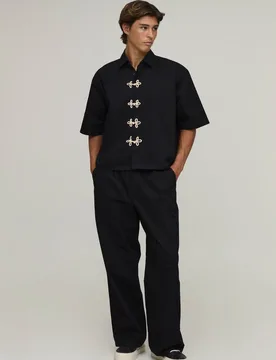Herren Übergroßes Kurzarmhemd & Weite Hosen Set Black Größe XS - boohooMAN - FashionsVida