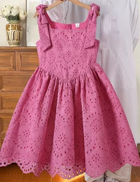 Deja que la pequeña princesa brille con este impresionante vestido rosa fucsia con diseño calado. Con escote cuadrado y adorables tirantes con lazos - Shein - FashionsVida
