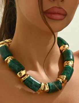 Pieza Collar de cuentas de resina asimétrico de alta gama, elegante y sexy, de color jade con pepita de oro, para mujer. Presenta cuentas con textura