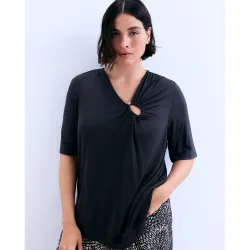 Camiseta cuello pico con detalle de mujer