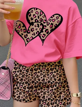 Set de 2 piezas de camiseta de manga corta de cuello redondo y pantalones cortos de ajuste holgado para adolescentes, con estampado de corazón de leo - Shein - FashionsVida