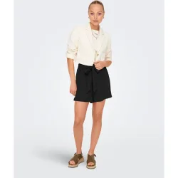 Short de mujer con cinturón y trabillas