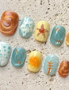 Set de 10 piezas de pegatinas de uñas artísticas de verano con diseños inspirados en el mundo submarino, como estrellas de mar, corales, gotas de a - Shein - FashionsVida