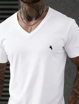 Camiseta de verano versátil con cuello en V y estampado de pony para hombre - Shein - FashionsVida