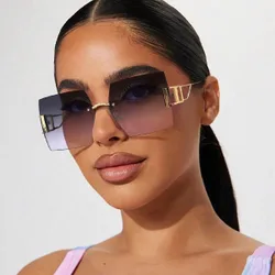 Par de gafas de moda casual unisex de aleación metálica sin marco, con marco dorado y lentes grises y rosas, adecuadas para sombrillas de viaje al a