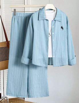 Conjunto informal de niña preadolescente con camisa de manga larga con botones con bordado y estampado de rayas, y pantalones