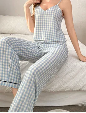 Conjunto de pijama con camiseta de tirantes de cuello en V a cuadros y pantalones - Shein - FashionsVida