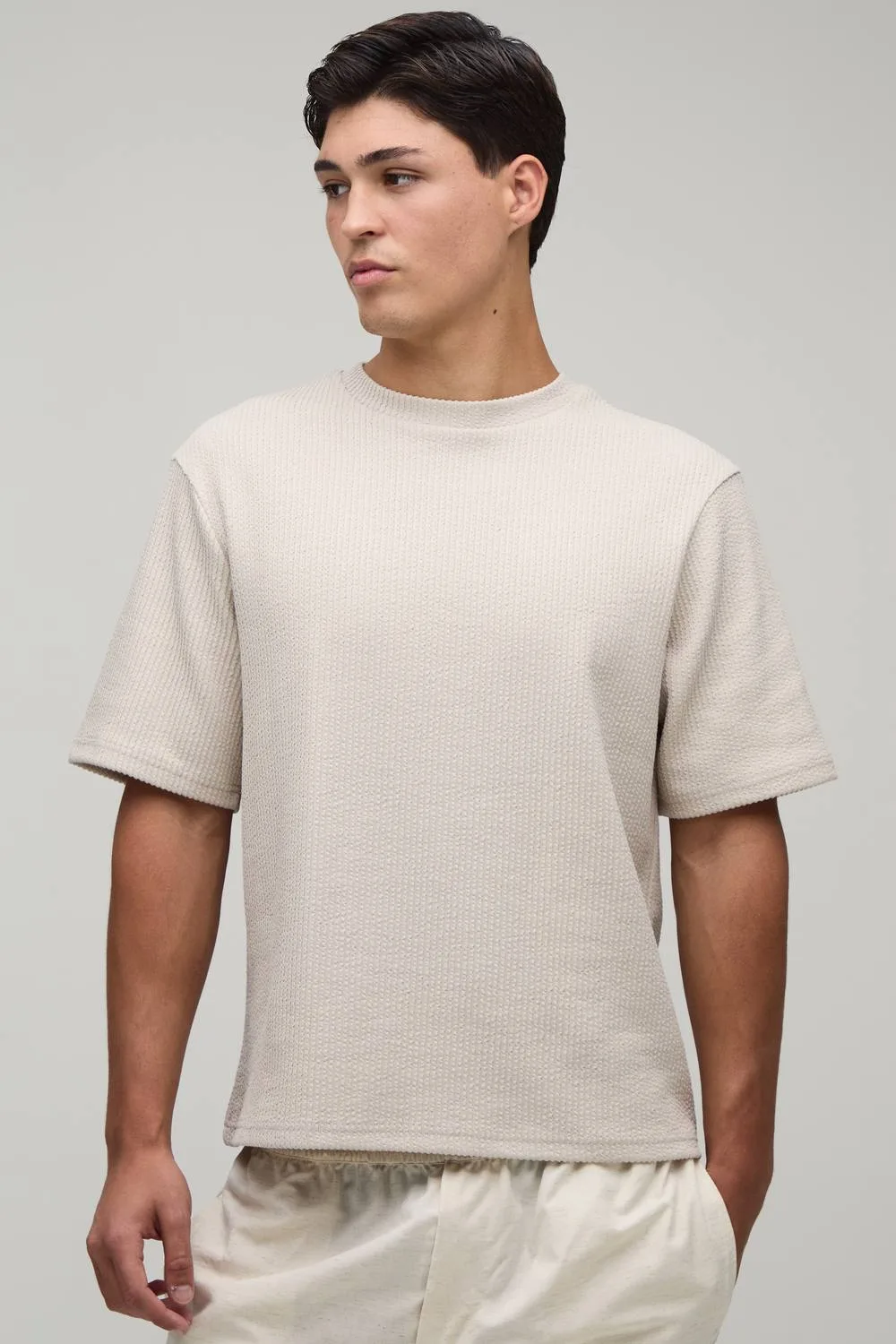 Herren Regular Kastiges Plissiertes Interlock-Oberteil Stone Größe Small - boohooMAN - FashionsVida