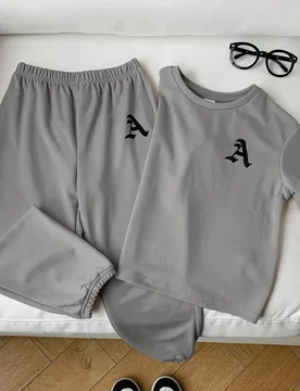 Piezas Conjunto de camiseta y pantalones casuales, cómodos y versátiles con estampado para niños pequeños - Shein - FashionsVida