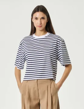 T-shirt cropped boxy in puro cotone bianca con righe blu e maniche a tre quarti - Hlo! - FashionsVida