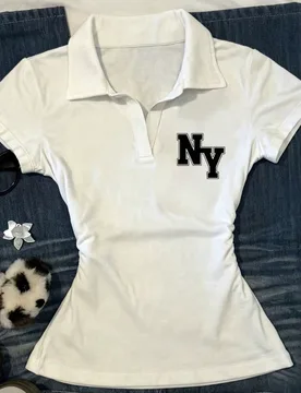 Camiseta corta de manga corta con cuello de polo en V, ajustada, con pliegues laterales y estampado gráfico de letra NY minimalista, para niña pread - Shein - FashionsVida