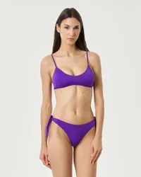 Bikini due pezzi viola in lycra con top a fascia con spalline e slip classico con laccetti