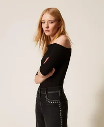 T-shirt avec encolure asymétrique