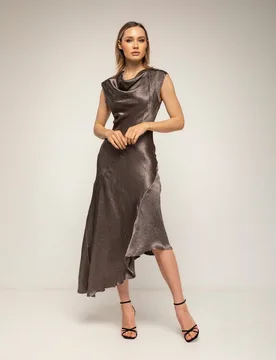 Vestido midi con textura de seda cuello barco y largo asimétrico - Tantra - FashionsVida