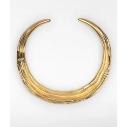 Choker metálico con relieve