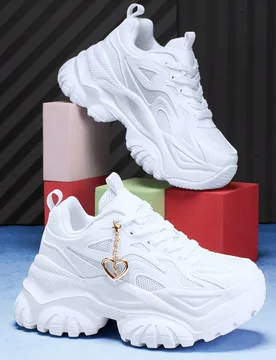 Zapatillas deportivas para mujer talla grande blancas con suela gruesa de 7CM y tacón ancho, malla transpirable de EVA ligera, colgante de corazón d - Shein - FashionsVida