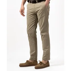 Chino de hombre slim con bolsillos y parche bordado