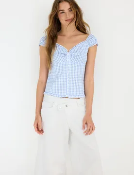 Top mit Knöpfen, Herzausschnitt und Ärmelchen Himmelblau S - Stradivarius - FashionsVida
