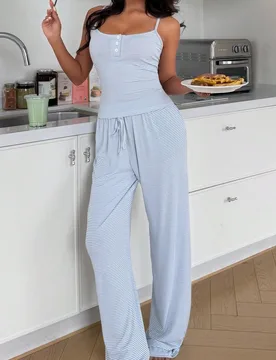 Conjunto de pijama de camiseta de tirantes suave y casual a rayas - Shein - FashionsVida