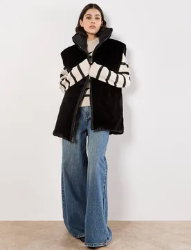 Women's Reversible Oversized Puffer Gilet in Black Size: 14 - Black - Size: 14 - Apricot - FashionsVida