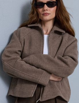 Giacca con collo e tasche, chiusura con cerniera - beige