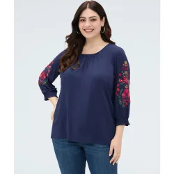 Camiseta de mujer de viscosa con bordados puños con elástico y dobladillo asimétrico más largo en la parte trasera