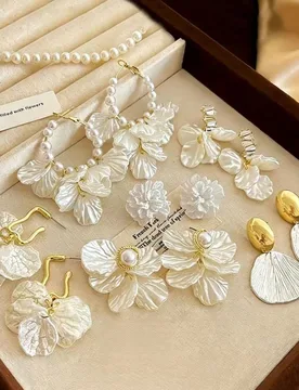 Pendientes de botón con pétalos de strass, perlas falsas y gota de aceite en forma de corazón, dulce y delicado, juego de pendientes versátil de m - Shein - FashionsVida