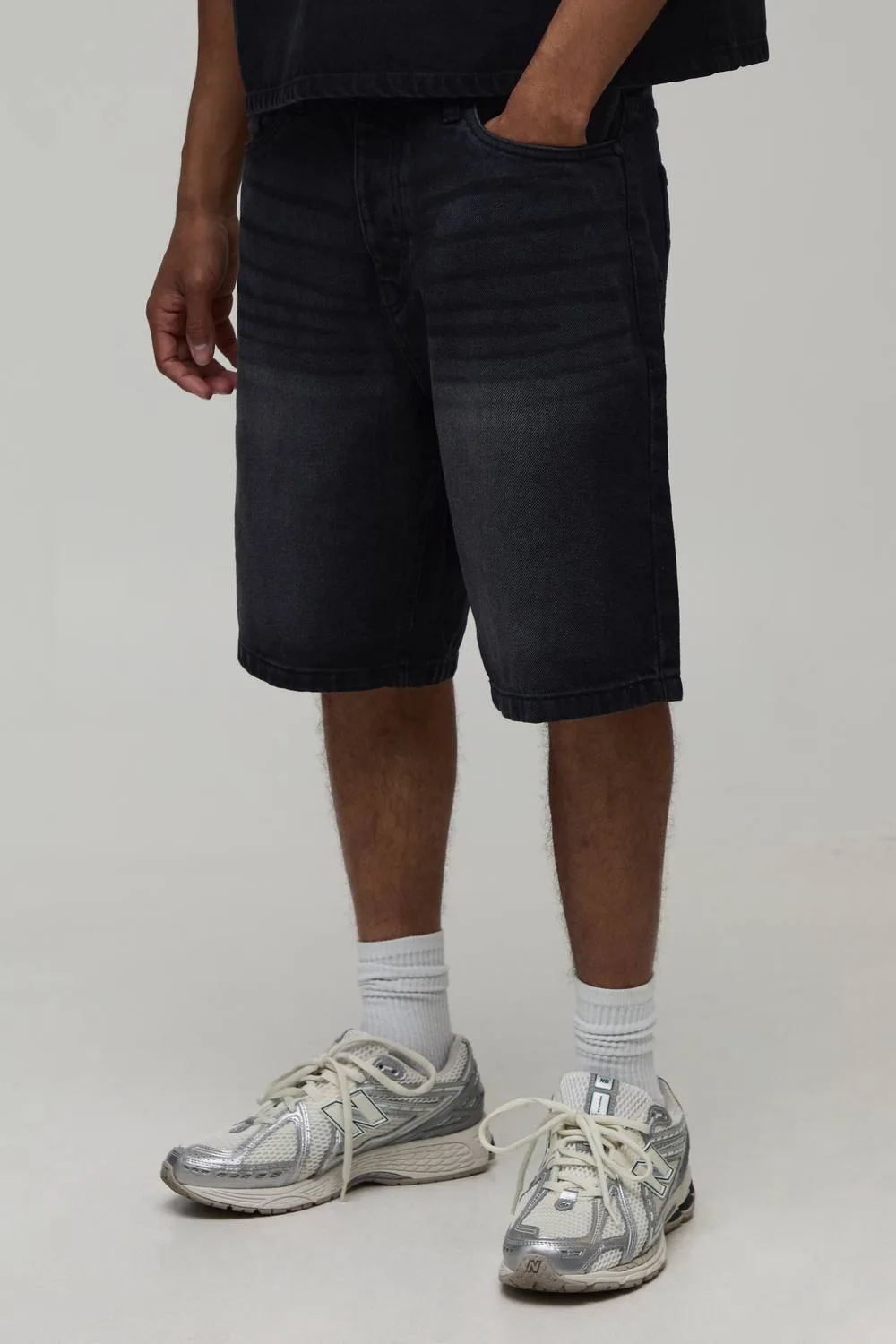 Herren Basic Entspannt Geschnittene Denim-Shorts Washed Black Größe 42 - boohooMAN - FashionsVida