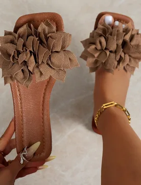 Nuevas sandalias planas cómodas y ligeras para mujer con decoración floral 3D y tiras, estilo vacacional de playa, pantuflas de cuero PU marrón, es - Shein - FashionsVida