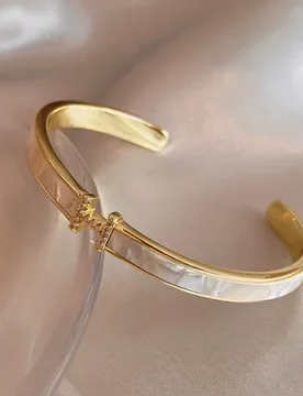 Pieza Brazalete abierto de lujo con incrustaciones de circonita en forma de H y nácar blanco, brazalete versátil y elegante para uso diario - Shein - FashionsVida