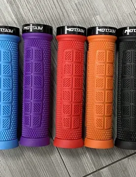 Puños de manillar de bicicleta antideslizantes y duraderos, diseño texturizado de doble cara, extremos de tubo con mecanismo de bloqueo, disponibles - Shein - FashionsVida