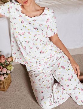 Conjunto de pijama de mujer con estampado floral, textura de punto y lazo decorativo en la cintura, ideal para la temporada navideña