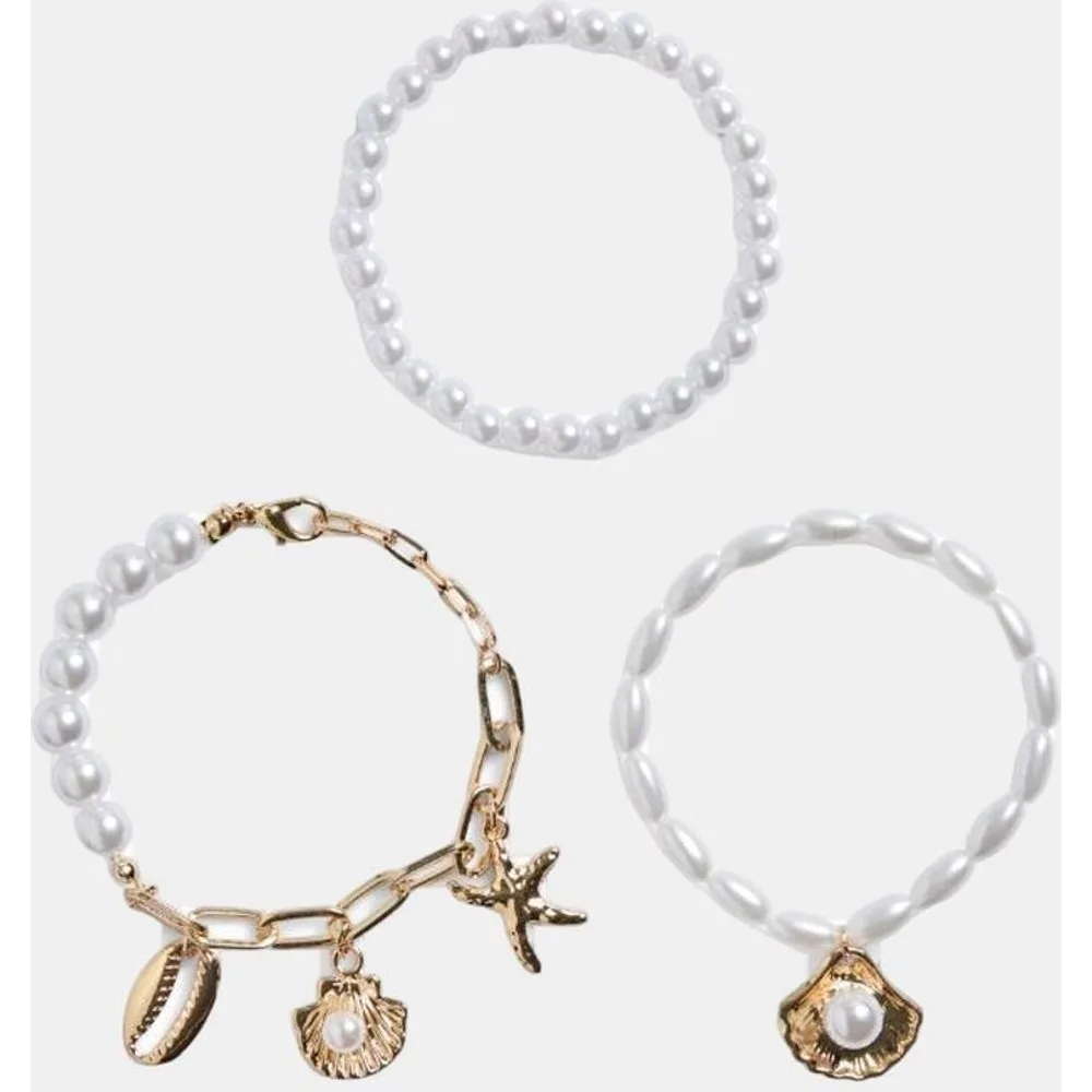 Pack de tres pulseras de perlas y charms dorados de mujer - Pieces - FashionsVida