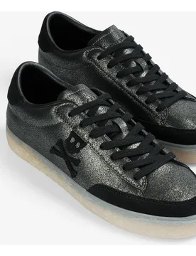 Zapatillas deportivas de mujer con acabado efecto metalizado y logo calado en el lateral - Scalpers - FashionsVida