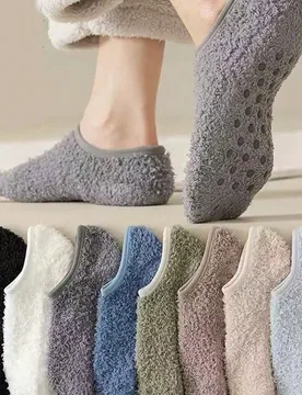 Pares de calcetines cortos aleatorios para mujer, calcetines de suelo de felpa de coral suave, calcetines cortos de tubo antideslizantes para dormir e - Shein - FashionsVida