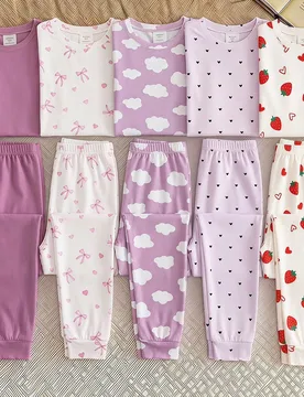Ropa de estar por casa para niña joven, estilo casual minimalista y lindo con estampado de lunares, fresas y corazones, estilo dulce y cremoso, cómo - Shein - FashionsVida